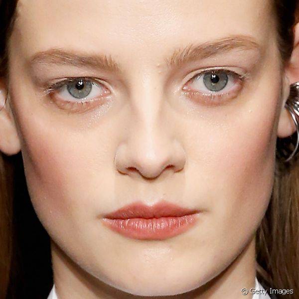 O blush bem marcado, dando destaque às laterais do rosto das modelos, foi o diferencial da beleza de Donna Karan New York